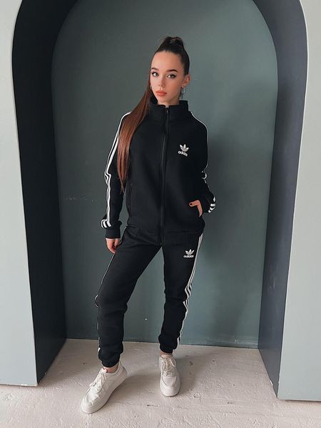 Жіночий теплий спортивний костюм Adidas зимовий трикотажний комплект на флісі норма затишна червона кофта на блискавці без капюшона та чорні штани 300 фото